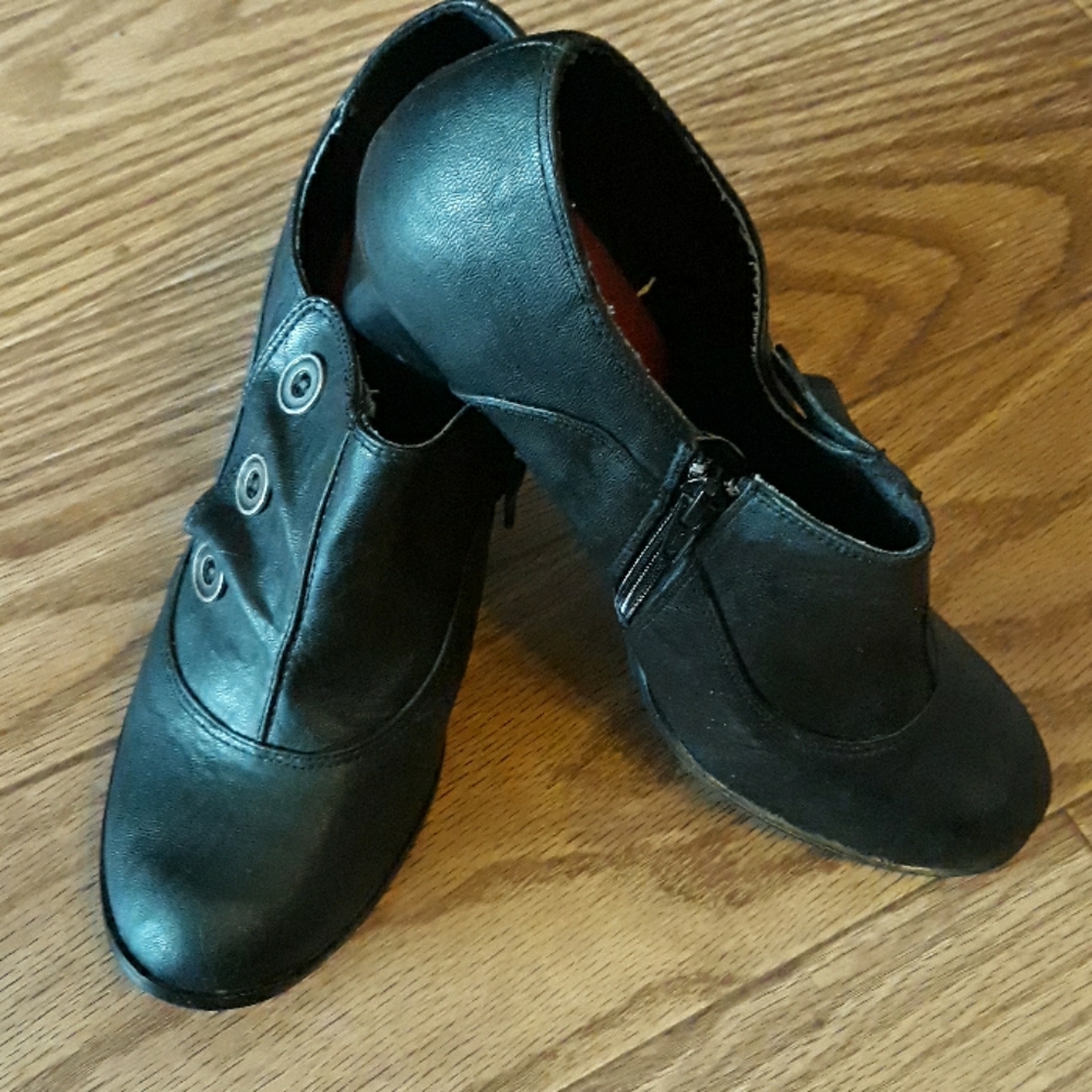 NIB Y Not? Black booties